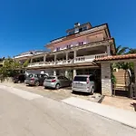 Wohnung In Pjescana Uvala Mit Grosser Terrasse
