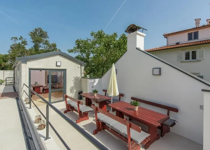 Wohnung In Pjescana Uvala Mit Grosser Terrasse