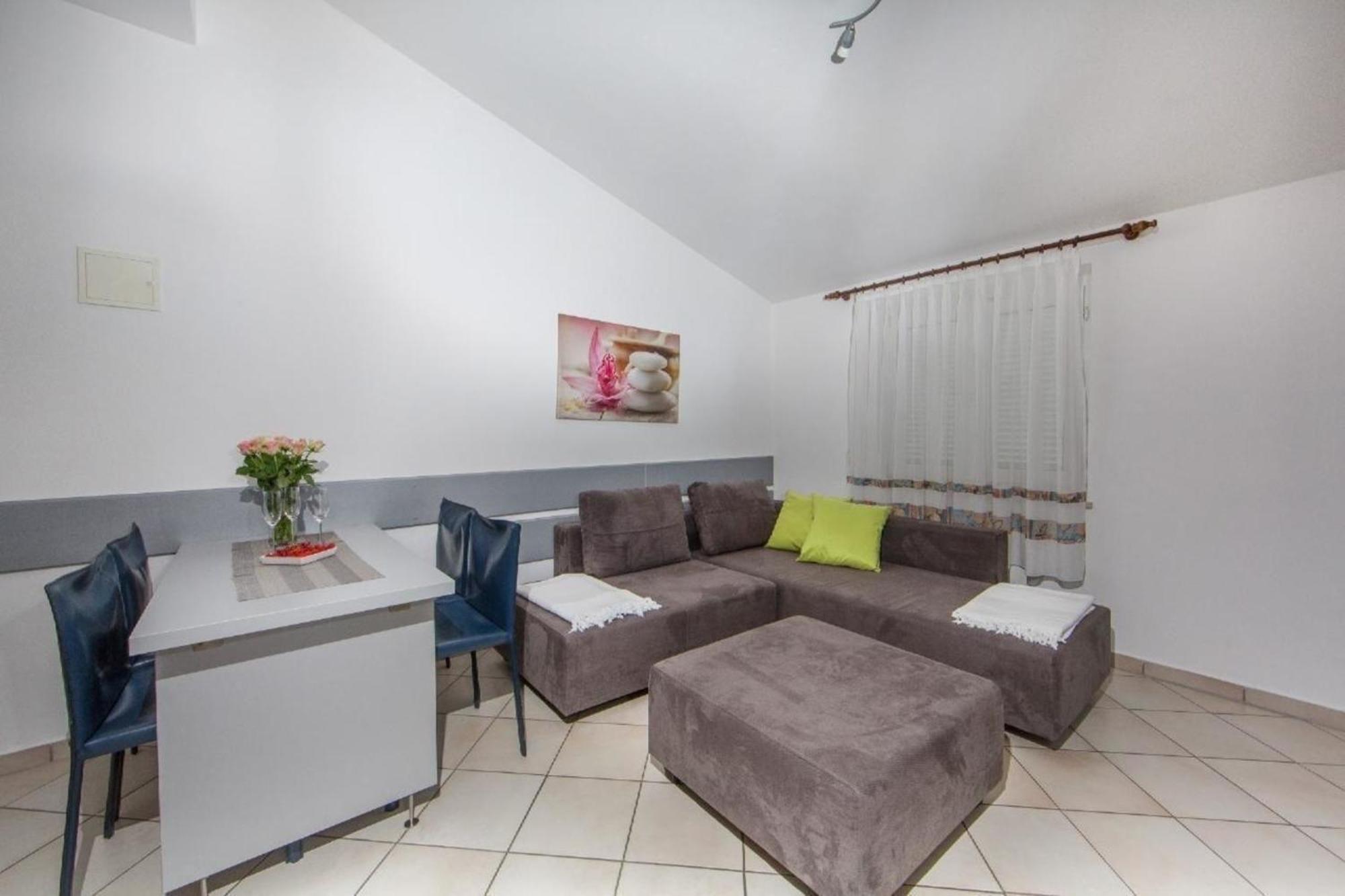 In Pjescana Uvala Mit Grosser Terrasse Apartman Pula
