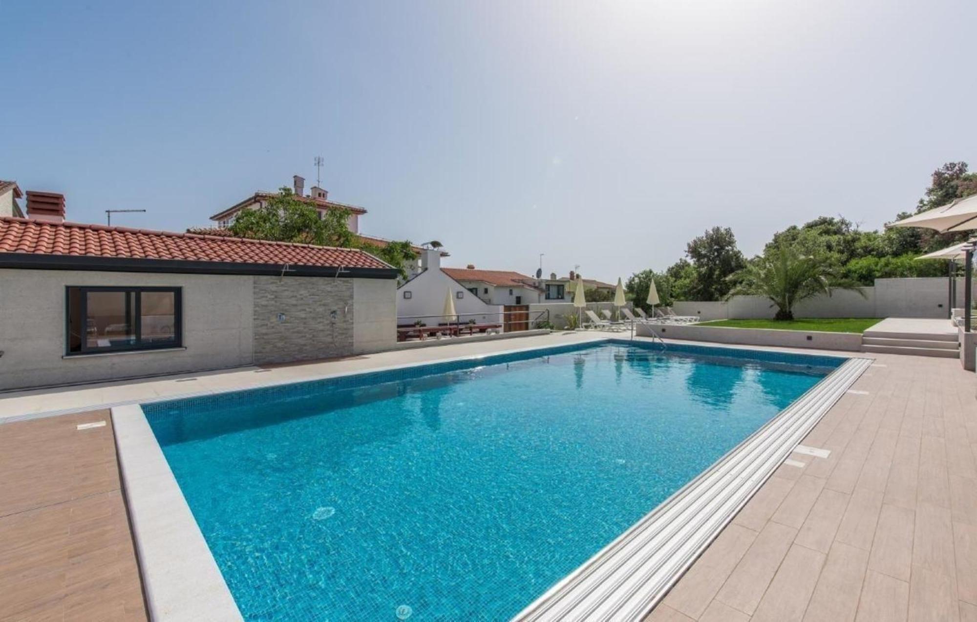 In Pjescana Uvala Mit Grosser Terrasse Apartman Pula