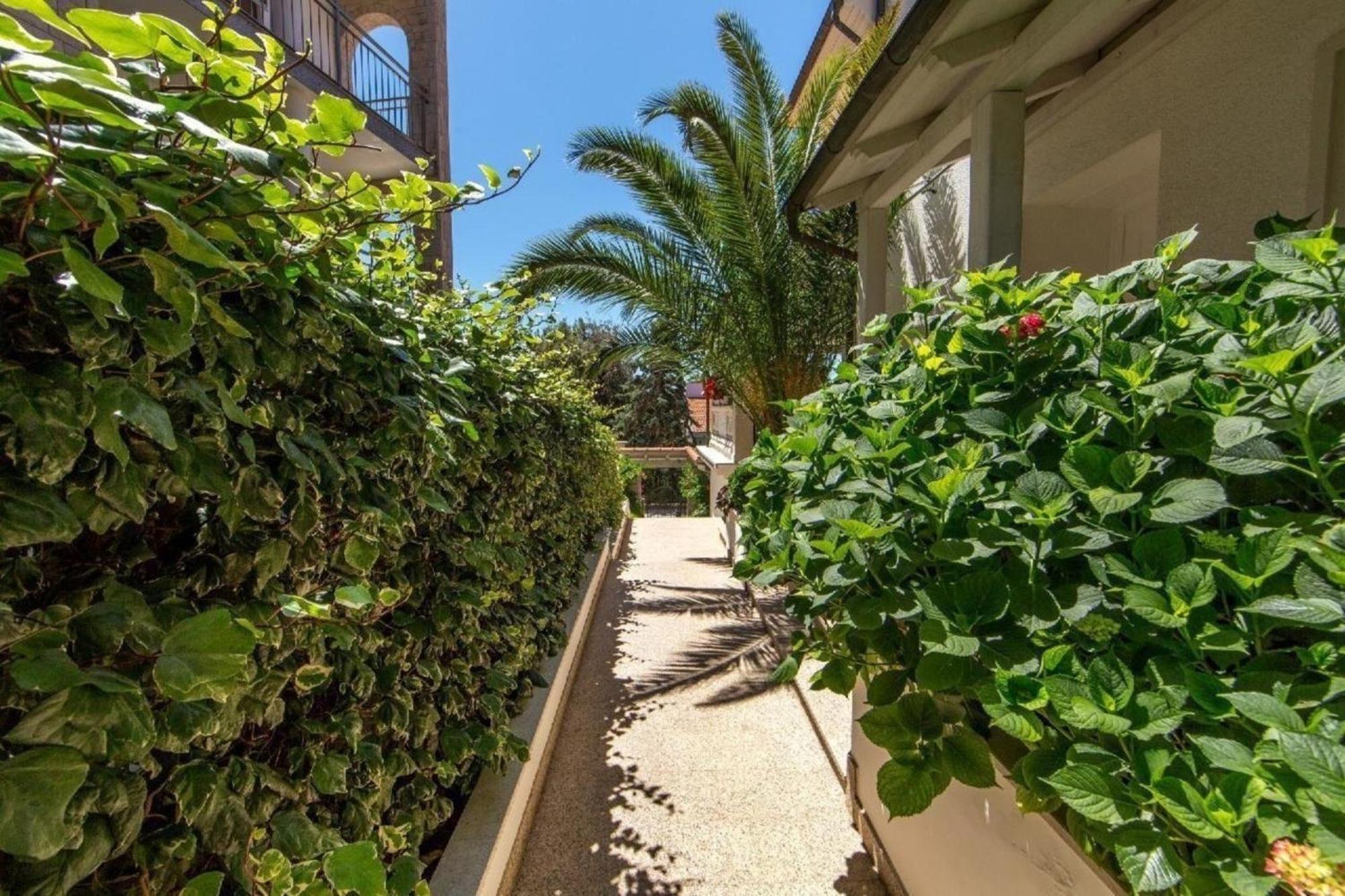 In Pjescana Uvala Mit Grosser Terrasse Pula